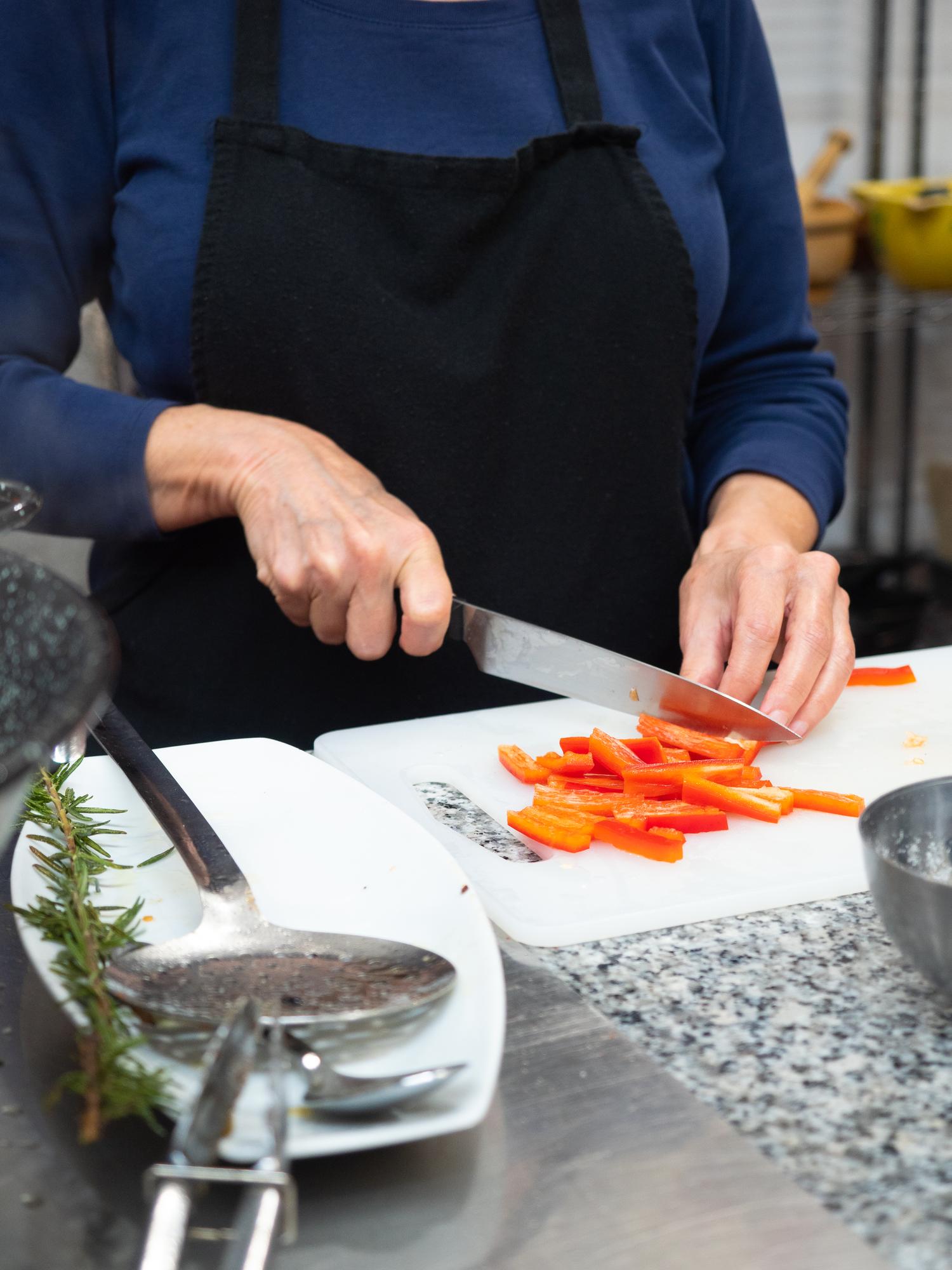 Chef docente che mostra una preparazione